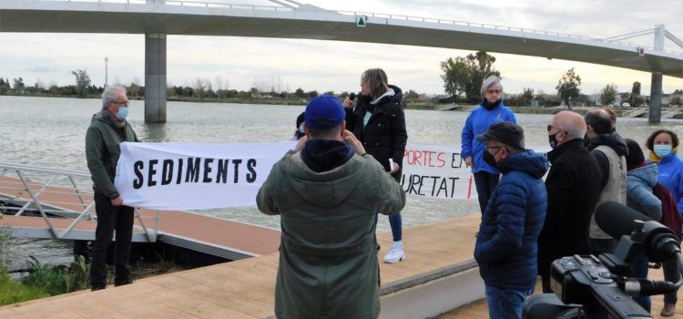 Concentració a Deltebre per demanar l’arribada de més sediments al tram final del riu