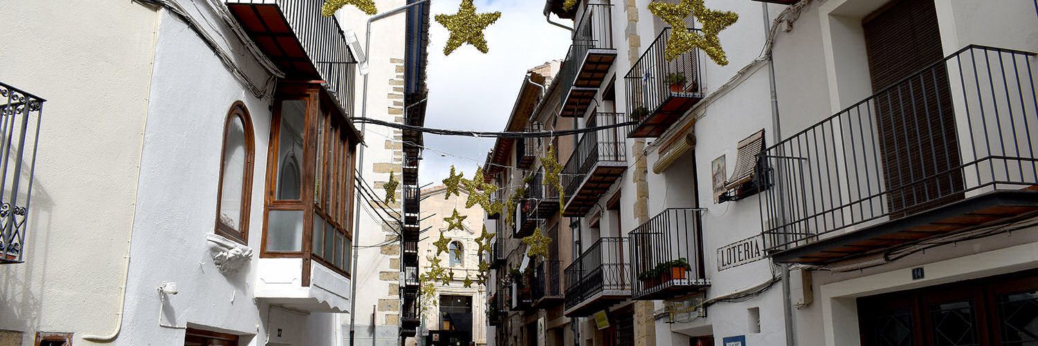 Morella comença a instal·lar l’enllumenat de Nadal