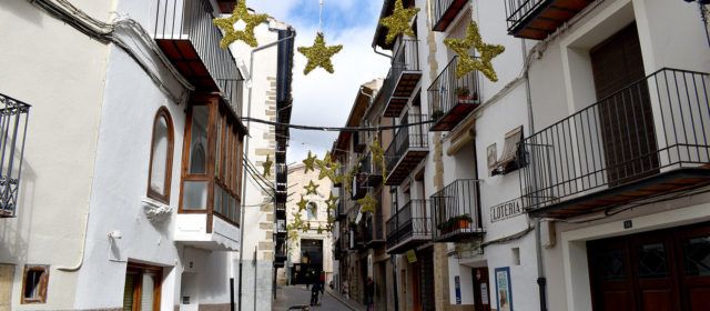 Morella comença a instal·lar l’enllumenat de Nadal