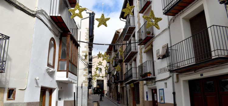 Morella comença a instal·lar l’enllumenat de Nadal