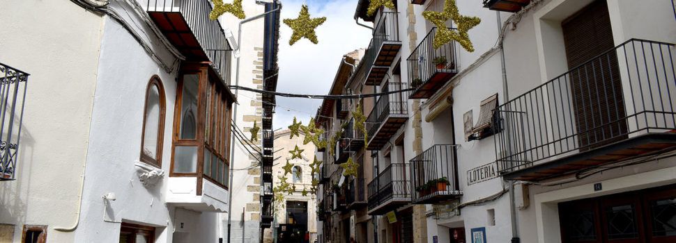 Morella comença a instal·lar l’enllumenat de Nadal