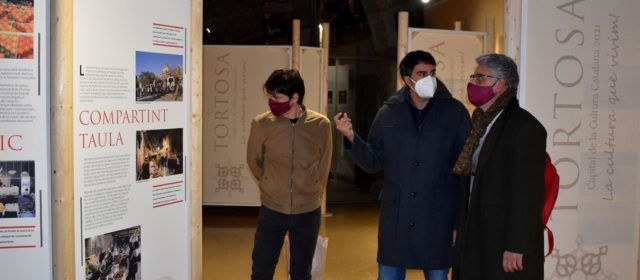 El primer tinent d’alcalde de Tortosa Enric Roig visita Morella per l’exposició sobre la capitalitat tortosina de la cultura catalana