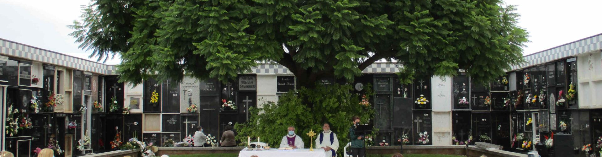 Misa en el cementerio de Vinaròs, en el día de los difuntos