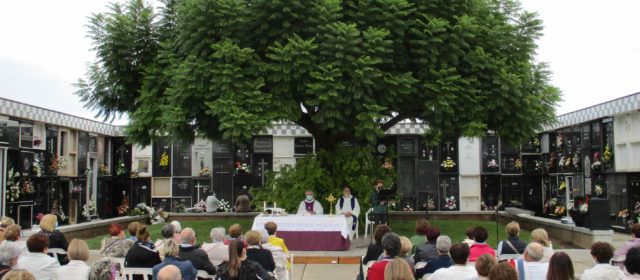 Misa en el cementerio de Vinaròs, en el día de los difuntos