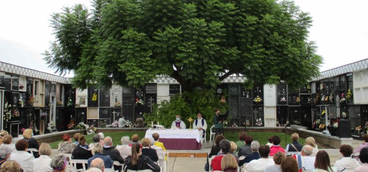 Misa en el cementerio de Vinaròs, en el día de los difuntos