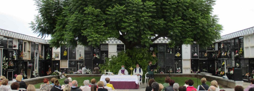 Misa en el cementerio de Vinaròs, en el día de los difuntos