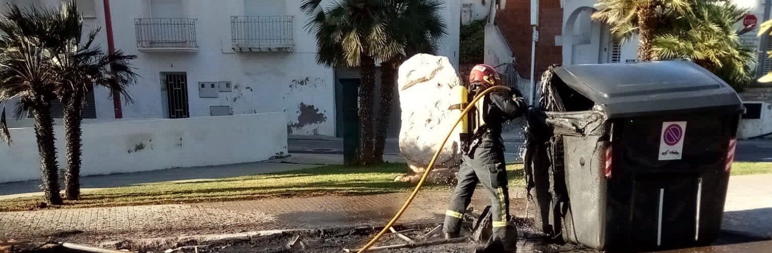 Arden cuatro contenedores y un vehículo en Peñíscola