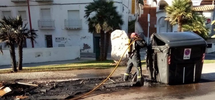 Arden cuatro contenedores y un vehículo en Peñíscola