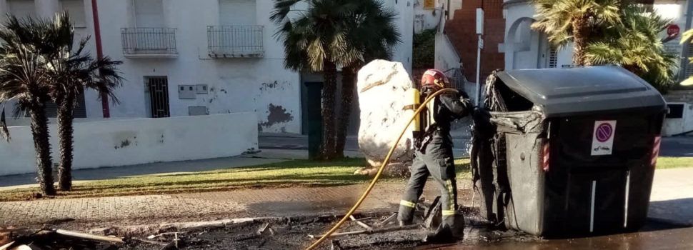 Arden cuatro contenedores y un vehículo en Peñíscola
