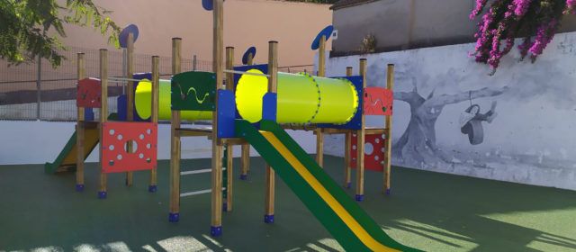 Les xiquetes i xiquets de la Jana estrenen el nou parc infantil