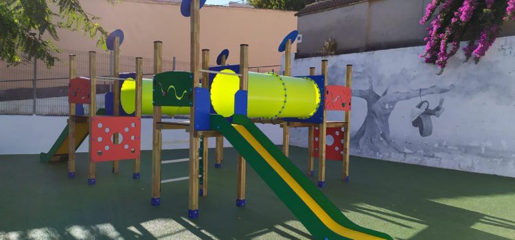 Les xiquetes i xiquets de la Jana estrenen el nou parc infantil