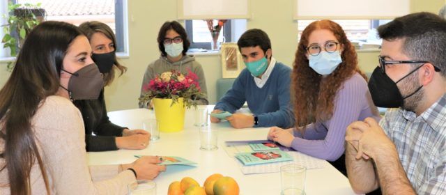 Fridays For Future Vinaròs presenta a la consellera Mollà la guia ‘El futur que ens espera’
