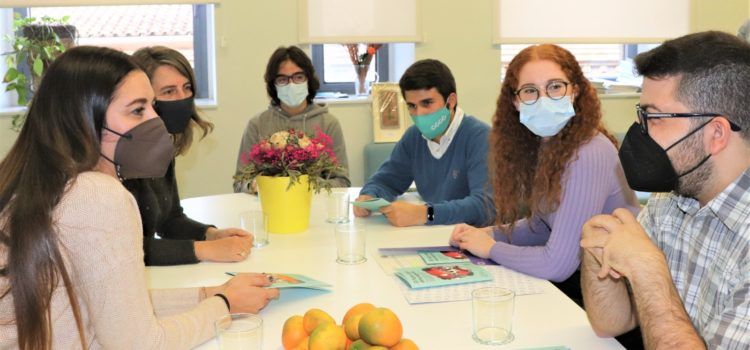 Fridays For Future Vinaròs presenta a la consellera Mollà la guia ‘El futur que ens espera’