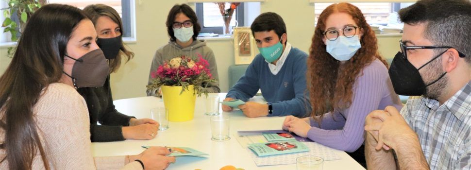 Fridays For Future Vinaròs presenta a la consellera Mollà la guia ‘El futur que ens espera’