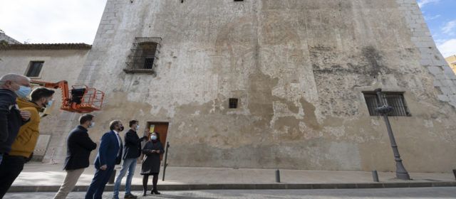 José Martí visita els treballs de recuperació de les pintures fingides de l’Arxiprestal de Vinaròs