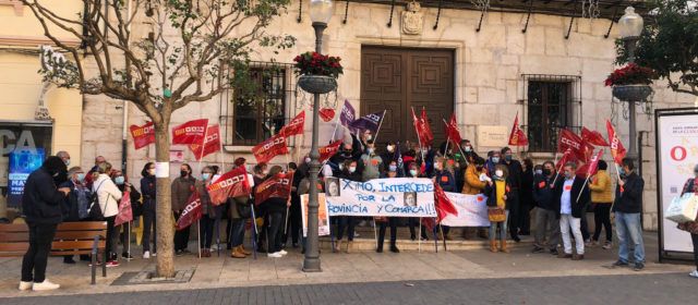 El personal de limpieza del Hospital de Vinaròs protesta frente al Ayuntamiento