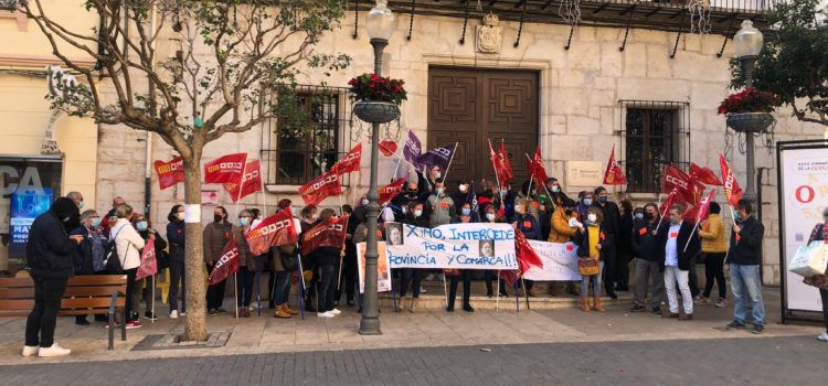 El personal de limpieza del Hospital de Vinaròs protesta frente al Ayuntamiento