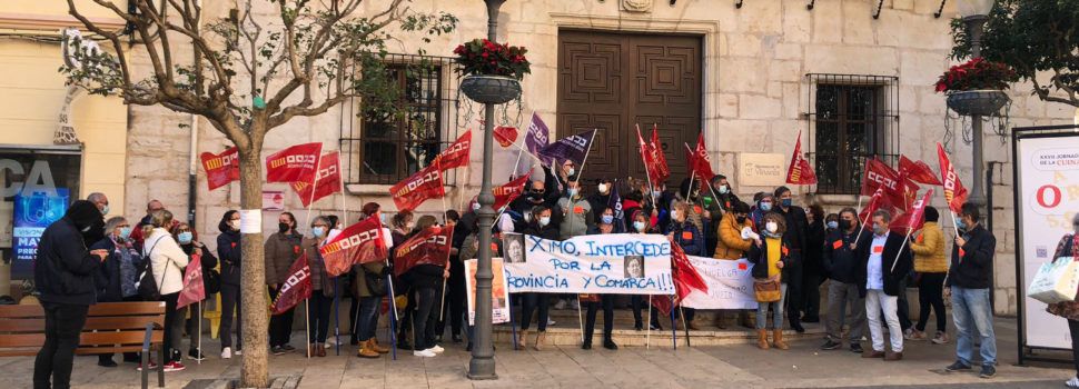 El personal de limpieza del Hospital de Vinaròs protesta frente al Ayuntamiento