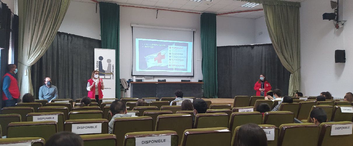 Tres treballadors de la Creu Roja van fer una xarrada informativa als alumnes de l’IES Joan Coromines