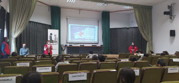 Tres treballadors de la Creu Roja van fer una xarrada informativa als alumnes de l’IES Joan Coromines