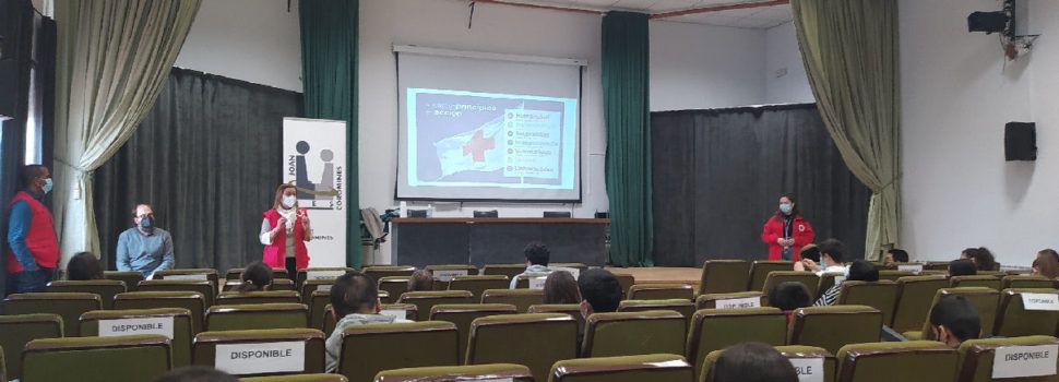 Tres treballadors de la Creu Roja van fer una xarrada informativa als alumnes de l’IES Joan Coromines