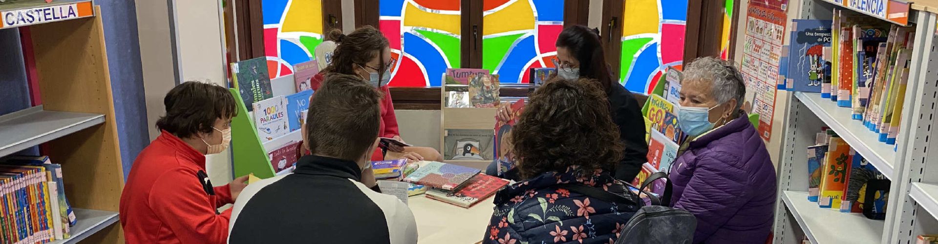 La Unitat Específica de l’IES Leopoldo Querol visita la biblioteca municipal
