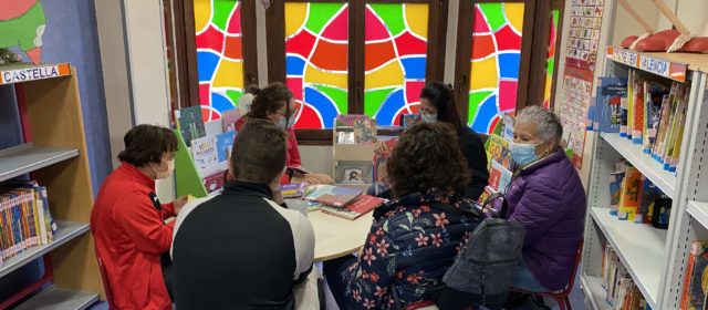 La Unitat Específica de l’IES Leopoldo Querol visita la biblioteca municipal