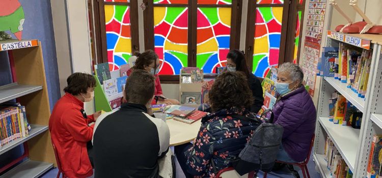 La Unitat Específica de l’IES Leopoldo Querol visita la biblioteca municipal