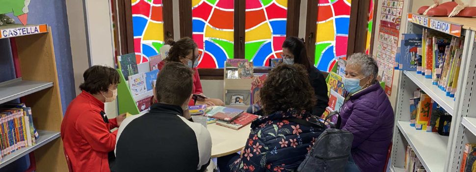 La Unitat Específica de l’IES Leopoldo Querol visita la biblioteca municipal