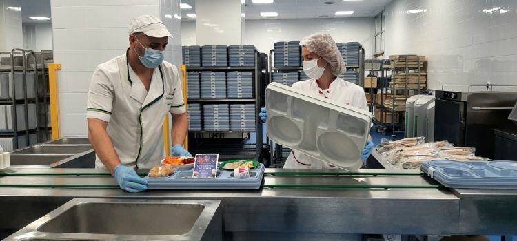 Los hospitales de Castellón ofrecen menús especiales a los pacientes ingresados durante las fiestas navideñas