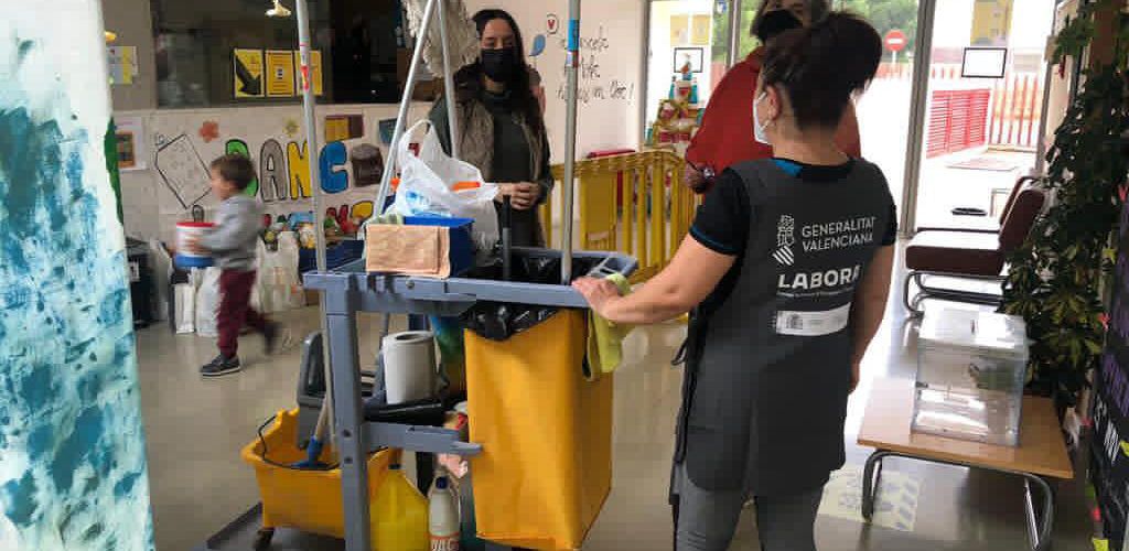 Alcalà-Alcossebre contracta tres persones per netejar els centres educatius i un auxiliar administratiu a través d’ECOVID i EMPUJU