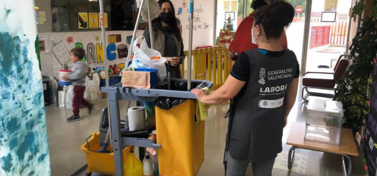 Alcalà-Alcossebre contracta tres persones per netejar els centres educatius i un auxiliar administratiu a través d’ECOVID i EMPUJU