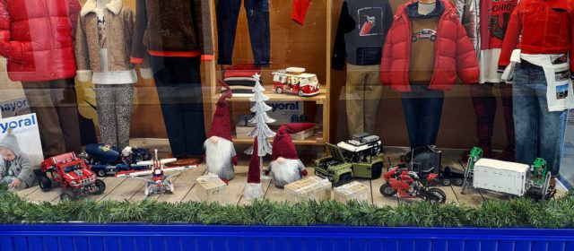 Maquetes per a decorar un aparador del carrer Major