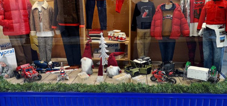 Maquetes per a decorar un aparador del carrer Major