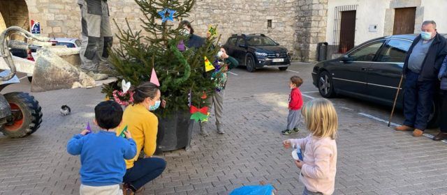 Xiquets, xiquetes i majors d’Ares decoren junts l’arbre de Nadal