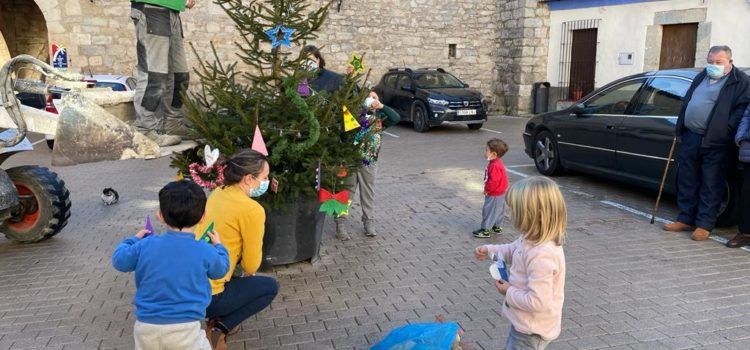 Xiquets, xiquetes i majors d’Ares decoren junts l’arbre de Nadal
