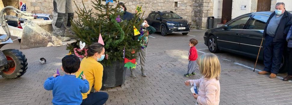 Xiquets, xiquetes i majors d’Ares decoren junts l’arbre de Nadal