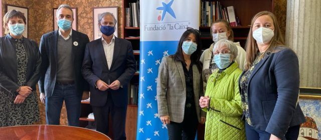 L’Ajuntament d’Alcanar, la plataforma Monsortirem i la Fundació la Caixa signen un conveni per ajudar a les famílies