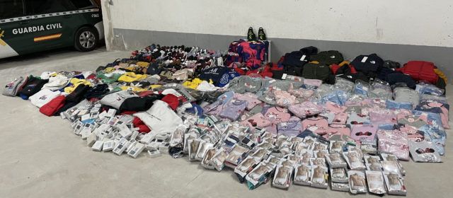 La Guardia Civil incauta material falsificado por un valor de 58.000 euros en un mercadillo de La Rápita