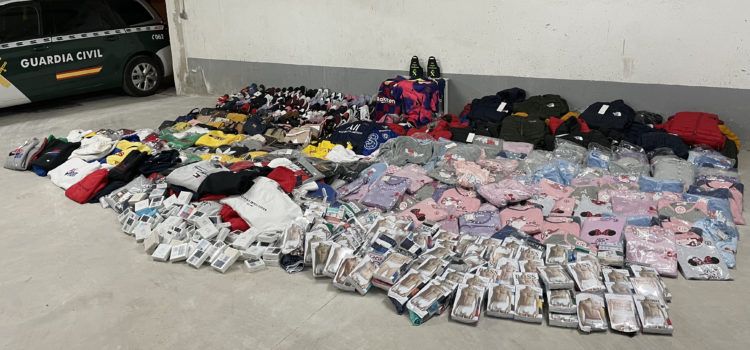 La Guardia Civil incauta material falsificado por un valor de 58.000 euros en un mercadillo de La Rápita