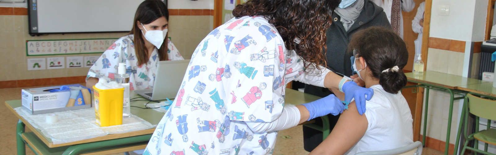 Escolares de 21 colegios de la provincia castellonense reciben la primera dosis de la vacuna