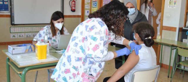 Escolares de 21 colegios de la provincia castellonense reciben la primera dosis de la vacuna