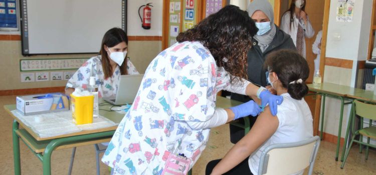 Escolares de 21 colegios de la provincia castellonense reciben la primera dosis de la vacuna
