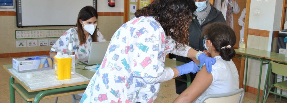 Escolares de 21 colegios de la provincia castellonense reciben la primera dosis de la vacuna