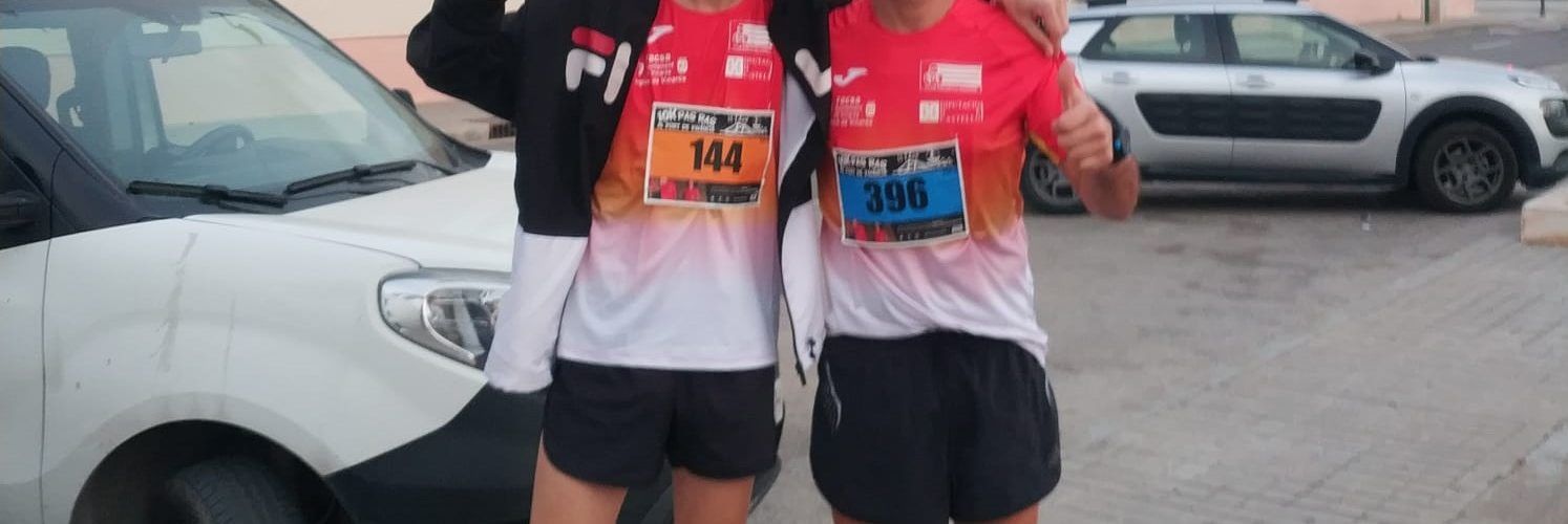 Dos corredors del Club Esportiu Vinaròs, en la 10 quilòmetres a Pas Ras
