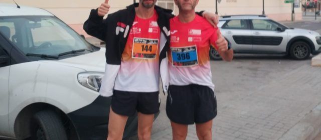 Dos corredors del Club Esportiu Vinaròs, en la 10 quilòmetres a Pas Ras