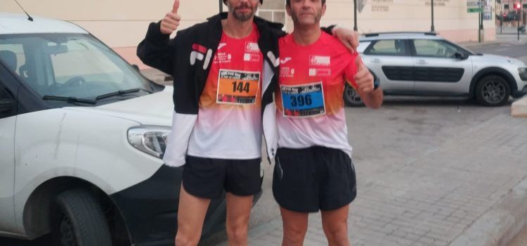 Dos corredors del Club Esportiu Vinaròs, en la 10 quilòmetres a Pas Ras