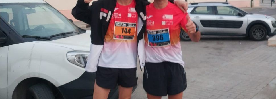 Dos corredors del Club Esportiu Vinaròs, en la 10 quilòmetres a Pas Ras