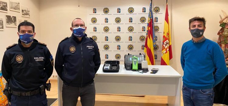 La Policia Local de Benicarló adquireix un nou etilòmetre que permet resultats més ràpids i precisos