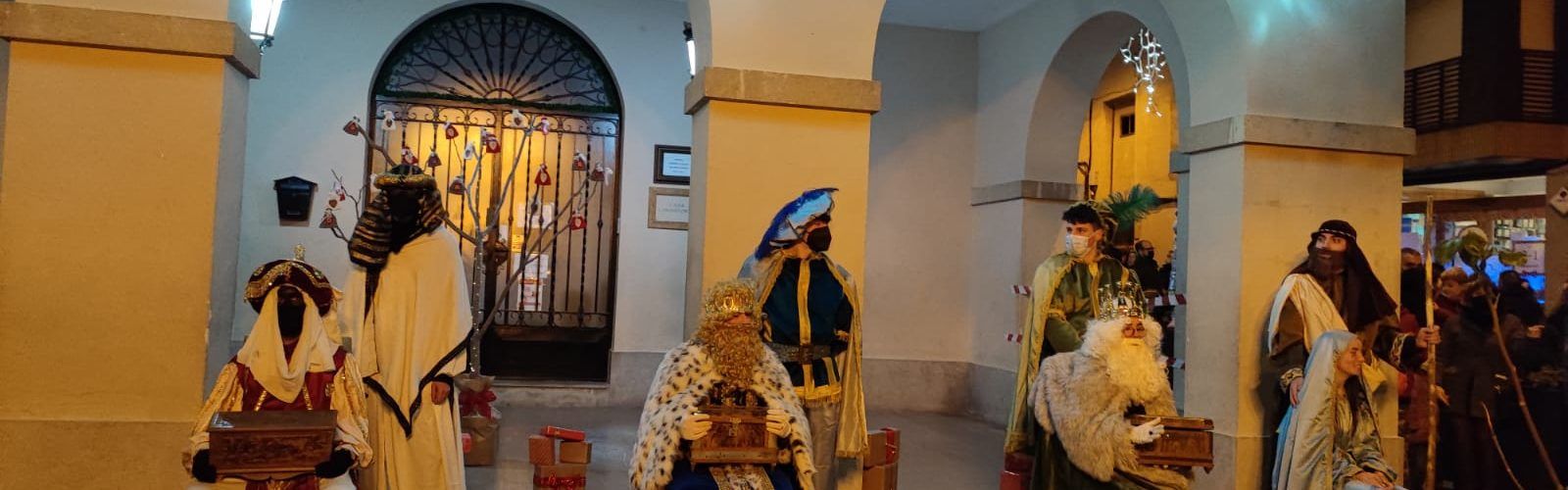 Xiquetes i xiquets de Benassal gaudeixen la visita dels Reis Mags